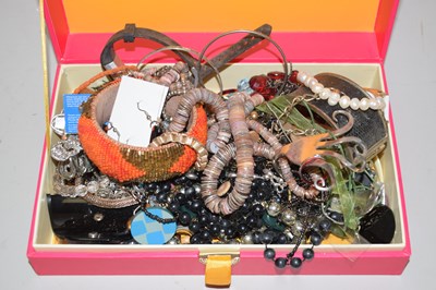 Lot 136 - Box of costume jewellery