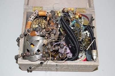 Lot 138 - Box of costume jewellery
