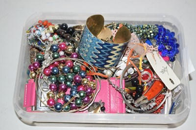 Lot 140 - Box of costume jewellery
