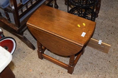 Lot 289 - Small oak drop leaf table