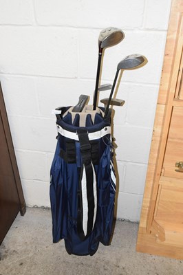 Lot 362 - A Callaway golf bag containing various clubs