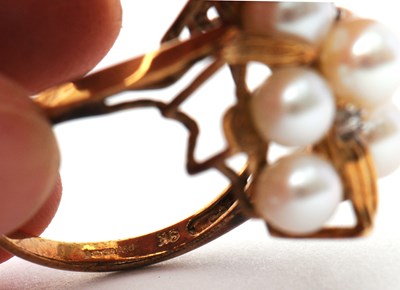 Lot 25 - A 9ct cultured pearl ring, the cultured pearl...
