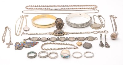 Lot 137 - A mixed lot of silver and white metal...