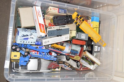 Lot 685 - A large box of various assorted toy vehicles