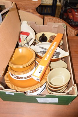Lot 738 - One box of various kitchen wares etc