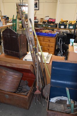 Lot 827 - Bundle of garden tools