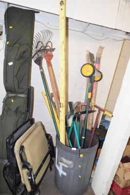 Lot 863 - Mixed Lot: Various garden tools
