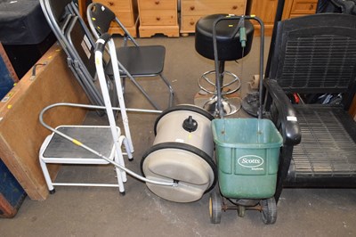 Lot 792 - A lawn spreader