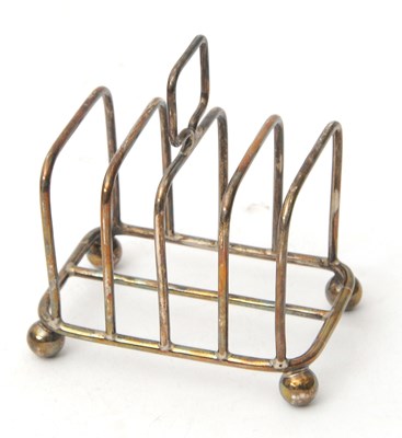 Lot 87 - An Edwardian silver toast rack featuring four...