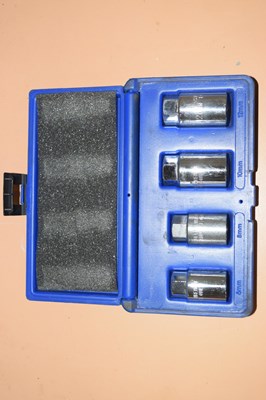 Lot 84 - A Blue Point stubby stud extractor set, four...