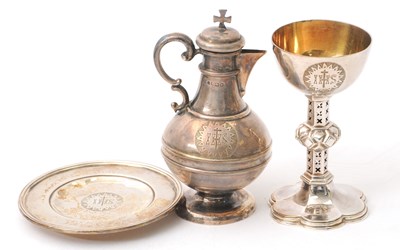 Lot 31 - A Victorian silver travelling three piece...
