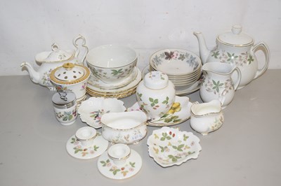 Lot 21 - Mixed Lot: Various ceramics to include Royal...