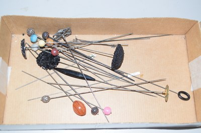 Lot 90 - Mixed Lot: Various hat pins
