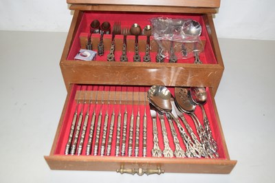 Lot 152 - A canteen of Oneida stainless steel cutlery