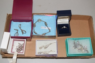 Lot 118 - Box of various white metal and silver jewellery