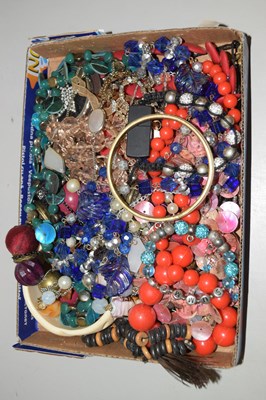 Lot 120 - Box of mixed costume jewellery