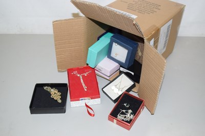Lot 121 - Box of assorted costume jewellery