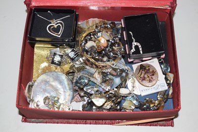 Lot 124 - Box of assorted costume jewellery