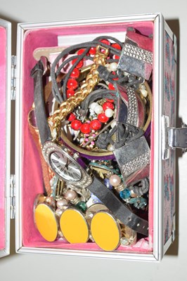 Lot 127 - Box of costume jewellery