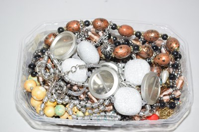 Lot 128 - Box of costume jewellery