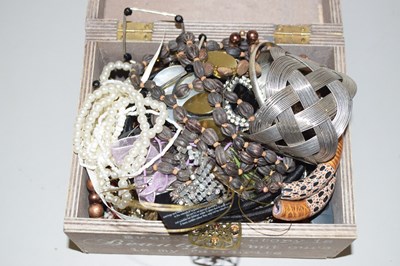 Lot 129 - Box of costume jewellery