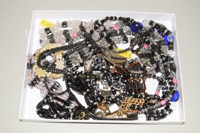 Lot 140 - Mixed Lot: Various costume jewellery,...