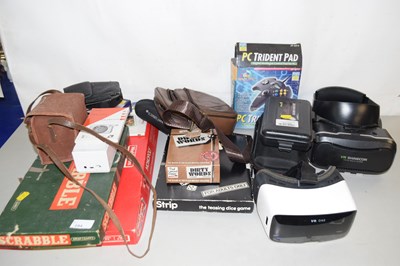 Lot 194 - Mixed Lot: Various cameras, virtual reality...