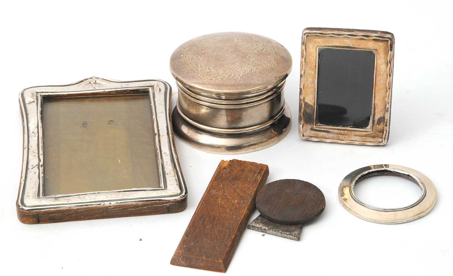 Lot 79 - Mixed Lot: A George V silver ring box of...