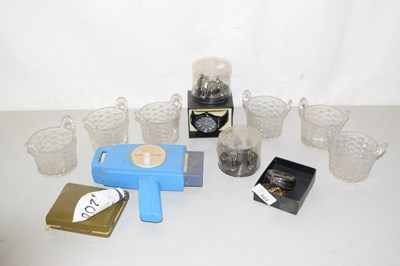 Lot 522 - Mixed Lot: Vintage movie viewer, assorted...