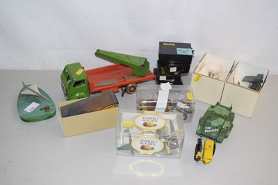 Lot 575 - Mixed Lot: Various toy vehicles, novelty pen...