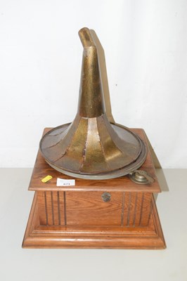 Lot 671 - Small oak cased grammar phone