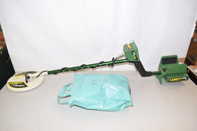 Lot 674 - A Garrett metal dedector