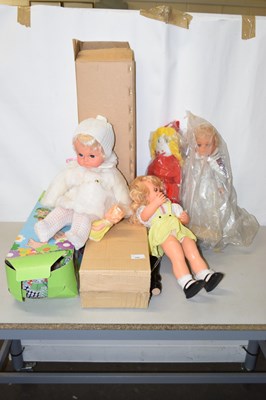 Lot 702 - Quantity of vintage dolls