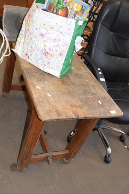 Lot 846 - A stained oak side table