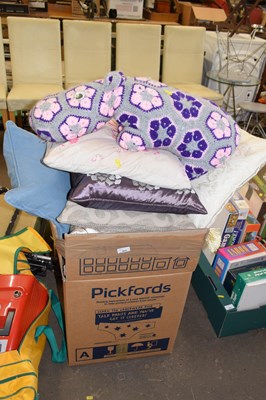 Lot 860 - A large box of cushions