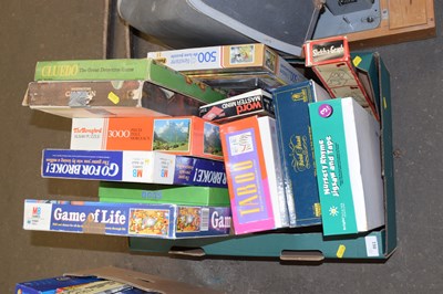 Lot 861 - A box of assorted games