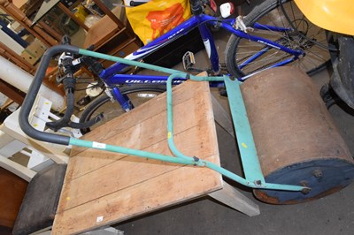 Lot 870 - Garden roller