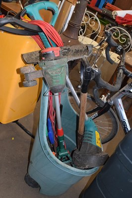 Lot 872 - A quantity of various garden tools to include...