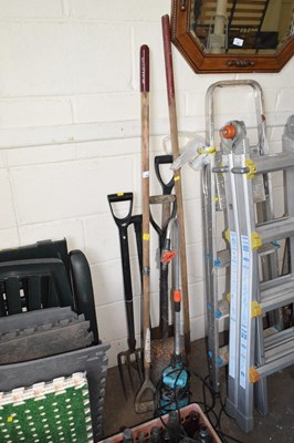 Lot 880 - Quantity of garden tools