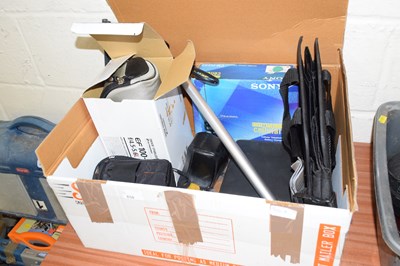 Lot 907 - A box of various items to include a vintage...
