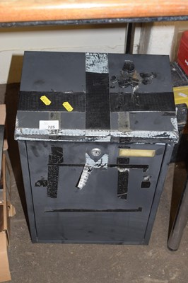 Lot 725 - A metal postbox