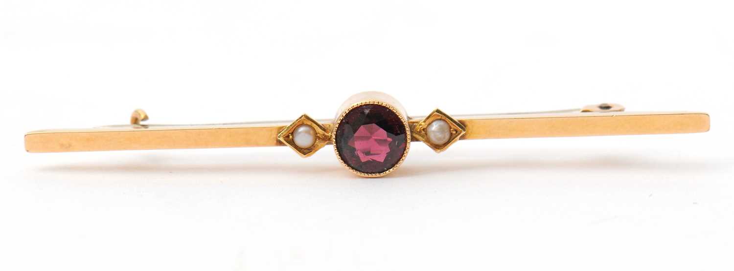Lot 45 - A garnet and seed pearl bar brooch, with...