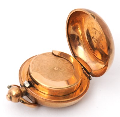 Lot 89 - A Dennison sovereign case, with hinged lid and...