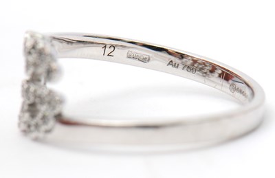 Lot 35 - A diamond ring, with two interlocking diamond...