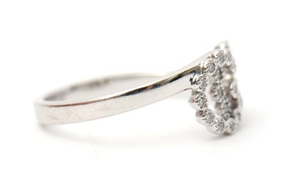 Lot 35 - A diamond ring, with two interlocking diamond...