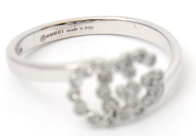 Lot 35 - A diamond ring, with two interlocking diamond...