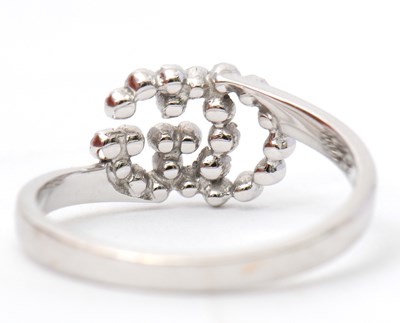Lot 35 - A diamond ring, with two interlocking diamond...