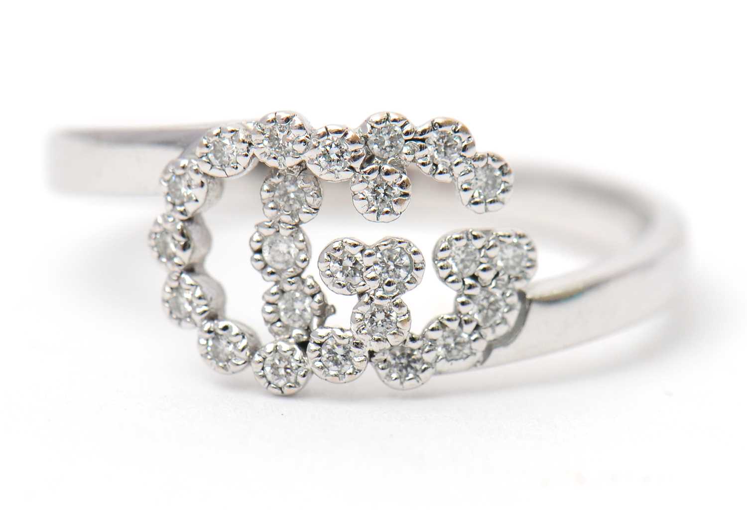 Lot 35 - A diamond ring, with two interlocking diamond...