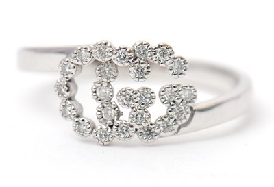 Lot 35 - A diamond ring, with two interlocking diamond...