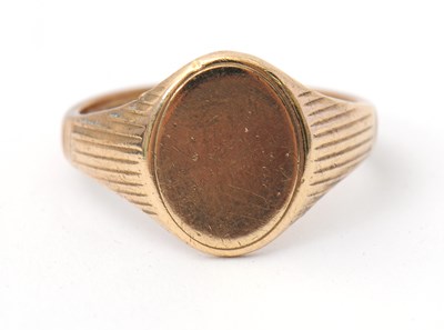 Lot 119 - A 9ct signet ring, with plain oval disc,...
